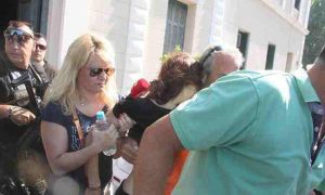 Υπό κατάρρευση η χήρα – φόνισσα του καπετάνιου γιουχαϊστηκε έξω από τα δικαστήρια