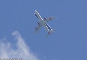 Αεροπλάνα περνάνε ξυστά το ένα από το άλλο (pic)
