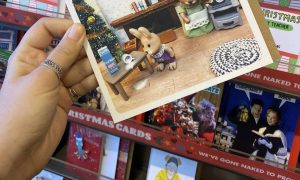 Σάλος με χριστουγεννιάτικη κάρτα που «αστειεύεται» με τα υιοθετημένα παιδιά
