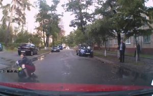Οδηγός αυτοκινήτου τρομάζει πεζή γυναίκα και τη ρίχνει μέσα σε νερά (video)