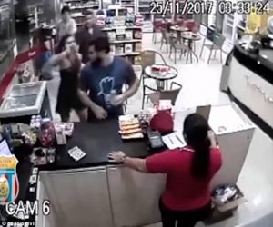 Χούφτωσε κοπέλα δημόσια και τις άρπαξε (video)