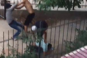 Τρεις νεαροί πήγαν να κλέψουν άνδρα, αλλά έφαγαν το ξύλο της ζωής τους (video)