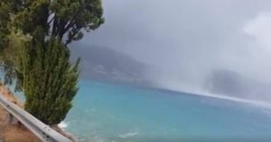 Κυκλώνας Ζορμπάς: Τεράστιος υδροστρόβιλος προκάλεσε ζημιές στον Πόρο (Video)