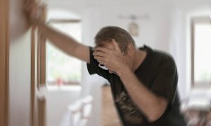 Απώλεια ισορροπίας: Ποιες παθήσεις φανερώνουν (εικόνες)