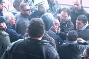 Μάχες σώμα με σώμα… οπαδοί με παράγοντες και μπράβους