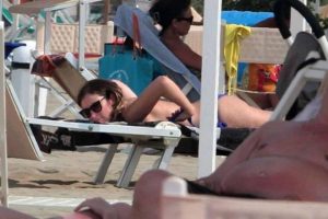 Τόπλες στη παραλία Ιταλίδα υπουργός! (photos)