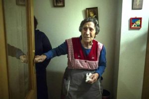 Ράγιο Βαγιεκάνο: Στηρίζει την 85χρονη που χάνει το σπίτι της