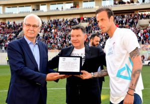 Η ΑΕΛ τίμησε τον Μόρα (photo)