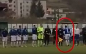 Ποδοσφαιριστής έκανε πρόταση γάμου στην ρέφερι πριν τον αγώνα! (vid)