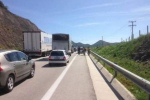 Οπαδοί της ΑΕΛ έκλεισαν την Εγνατία Οδό