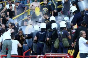 Έσκισαν τη μπλούζα του Κούγια (photos)