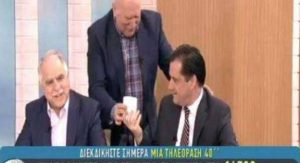 Χαμός στο πλατό του Παπαδάκη: Έδωσε on air χαρτί υγείας στον Γεωργιάδη! (video)