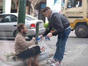 Οι τέσσερις φωτογραφίες που συγκίνησαν το πανελλήνιο – Τι δήλωσε ο άνθρωπος που απαθανάτισε τη στιγμή