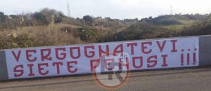 Ρόμα: Οργισμένο πανό στην προπόνηση – «Ντροπή σας, είστε αξιοθρήνητοι»