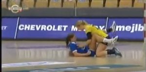 Το πιο σέξι ατύχημα στο γυναικείο handball! (video)