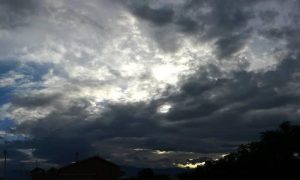 Καλοκαιρινά μπουρίνια θα σαρώσουν τη χώρα – Ραγδαία πτώση της θερμοκρασίας