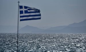 Η μεγαλύτερη ελληνική σημαία «σκέπασε» το Δημαρχείο Ελληνικού-Αργυρούπολης (videos)
