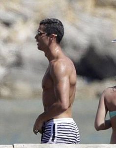 Το στριπτίζ του Ρονάλντο για τα μάτια μιας μελαχρινής! (photo)