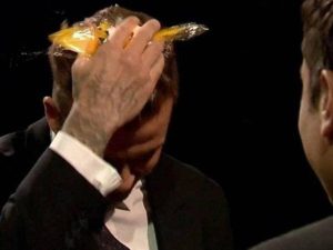 Αυγά στο κεφάλι του Μπέκαμ! (video)