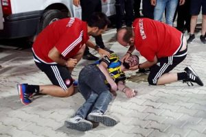 «Πάγωσαν» άπαντες έξω από το γήπεδο στο Αφιόν όταν φίλαθλος της Φενέρμπαχτσε σωριάστηκε στο έδαφος…
