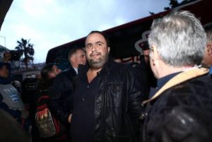 Παναθηναϊκός – Ολυμπιακός: Καπνογόνα στον Μαρινάκη