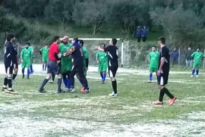 ΕΠΣ Ηλείας: Πλάκωσαν στο ξύλο διαιτητή και βοηθό