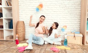 Πώς θα καθαρίσετε τους τοίχους & τις ταπετσαρίες σας (vid)
