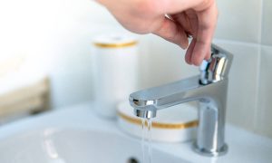 Με αυτό το tip θα κάνετε τις βρύσες του μπάνιου και της κουζίνας σας να λάμψουν (vid)