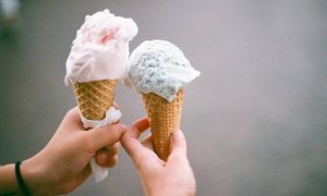 Η απόλυτη συνταγή για παγωτό με μόνο δύο υλικά (vid)