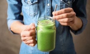 Τρία λαχταριστά smoothies που θα σε βοηθήσουν να χάσεις βάρος (vid)