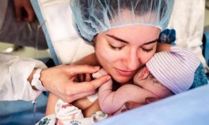 Τα συναισθήματα μίας μαμάς δευτερόλεπτα μετά τον τοκετό μέσα από συγκλονιστικές φωτογραφίες (pics)