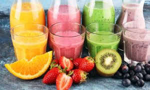 Πέντε smoothies λαχανικών και φρούτων με λίγες θερμίδες που πρέπει να δοκιμάσετε (vid)