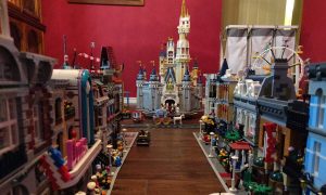 Απίστευτο! Μπαμπάς έφτιαξε τη Disneyland χρησιμοποιώντας 60.000 τουβλάκια