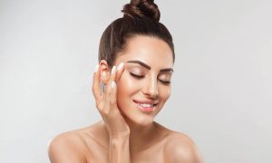 DIY ενυδατική κρέμα με δύο υλικά – Δείτε πώς θα τη φτιάξετε (vid)