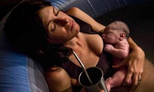 Μόλις γέννησε και παίρνει μια ανάσα – Η φωτογραφία που έγινε viral