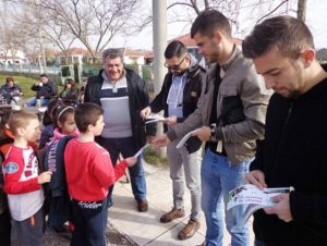 Λάρισα: Μοίρασαν εισιτήρια σε σχολείο