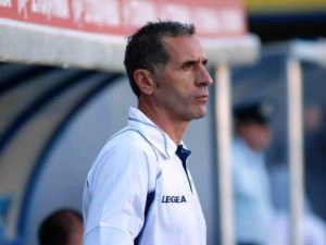 Αντίθετος με τους δύο ομίλους