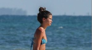 Η Σάρα Σαμπάιο με μπικίνι στη θάλασσα (photo)