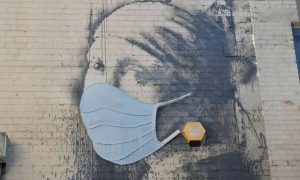 Το «Κορίτσι με το τρυπημένο τύμπανο» με μάσκα προστασίας από τον κορονοϊό