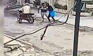 Πήγαν να της κλέψουν το κινητό αλλά τους έδειρε και έγινε ηρωίδα (video)