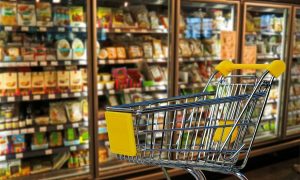 Δεν μπορούσε να μπει στο σούπερ μάρκετ χωρίς μάσκα – Δείτε τι έφτιαξε (video)