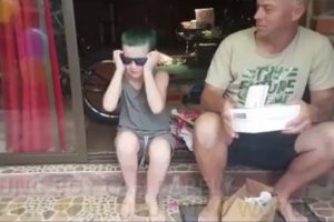 Συγκίνηση! 10χρονος βλέπει για πρώτη φορά χρώματα και «λυγίζει» το ίντερνετ (photos+video)