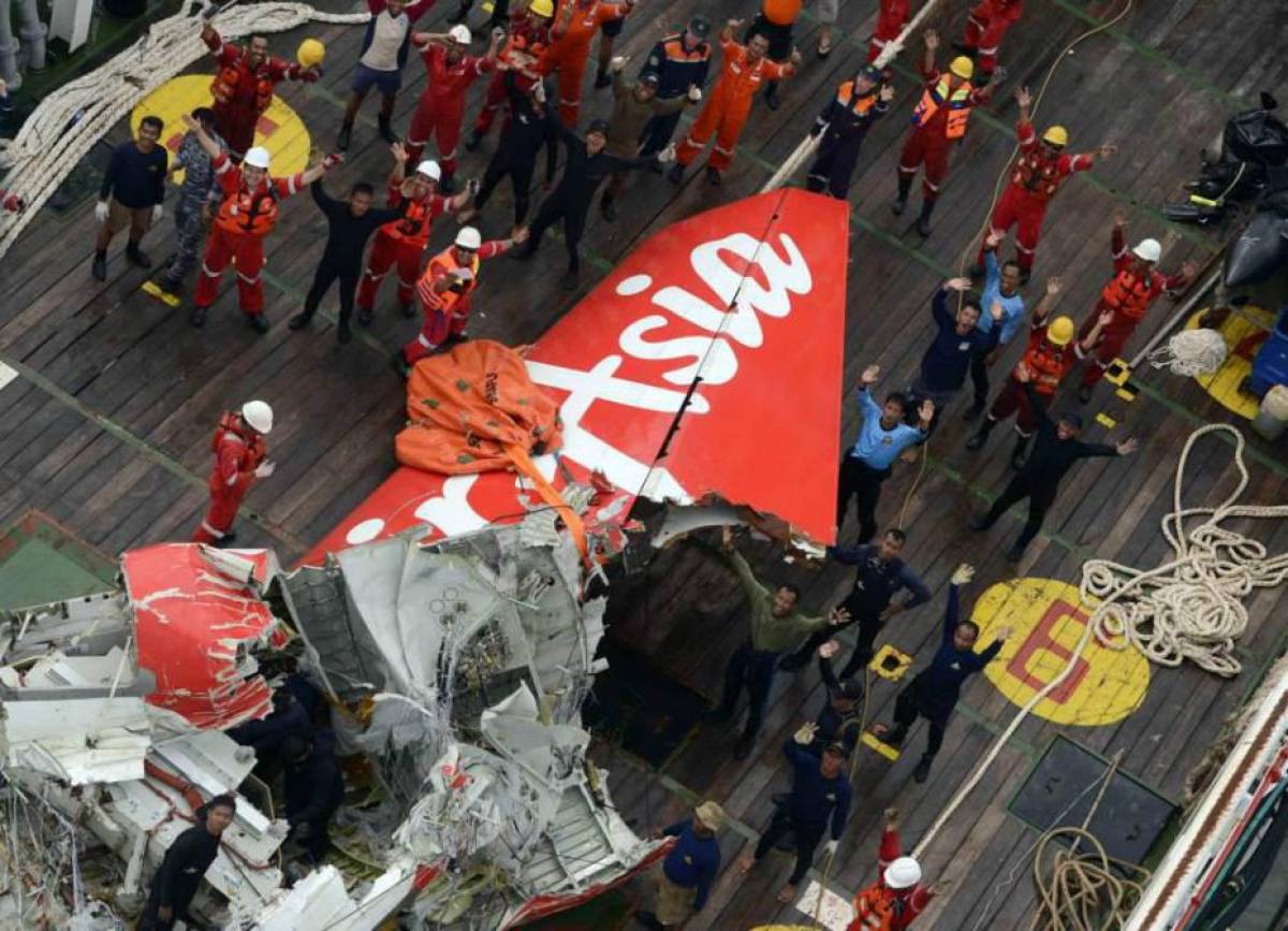 Ανασύρθηκε μέρος της ουράς του αεροσκάφους της AirAsia
