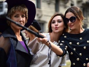 Ξεχάστε τις selfies! Αυτή είναι η νέα τάση στις φωτογραφίες που κάνει πάταγο!
