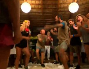 Survivor: Ο «Μισθοφόρος» διδάσκει… χορό και ρίχνει το διαδίκτυο (video)