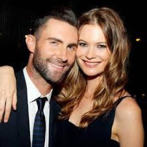 Ο Adam Levine ποζάρει μαζί με την έγκυο σύζυγο του! (video)
