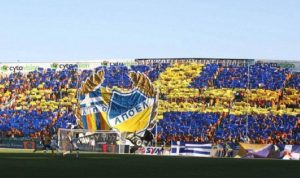 Ντροπή! Πανό που προκαλεί αηδία για τους πρόσφυγες