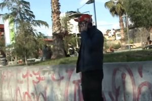 Φάρσα σε περαστικούς με καμένα … ανέκδοτα! (video)