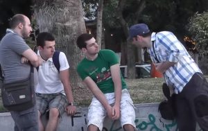 Απίστευτη φάρσα σε περαστικούς: Μυρίζεις μασχαλίλα! (video)