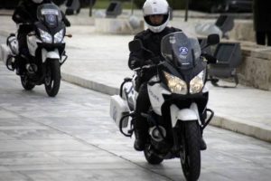Άνδρας πάνω σε μηχανή ληστεύει περαστικούς! (video)